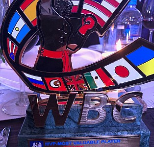 Román Rodríguez, miembro del Consejo Supremo del WBC, recibe un MVP en la Convención 56 del WBC que tuvo lugar en Kiev